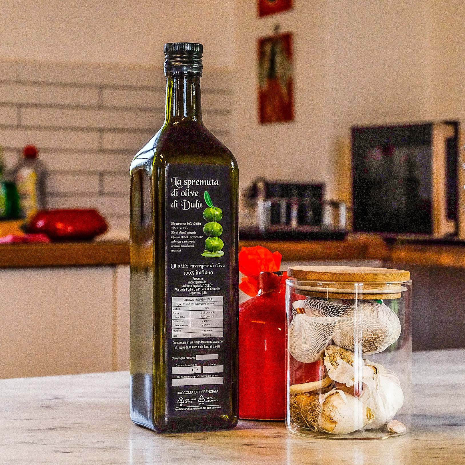 Bottiglie di olio extravergine d’oliva prodotto in loco, senza fitofarmaci