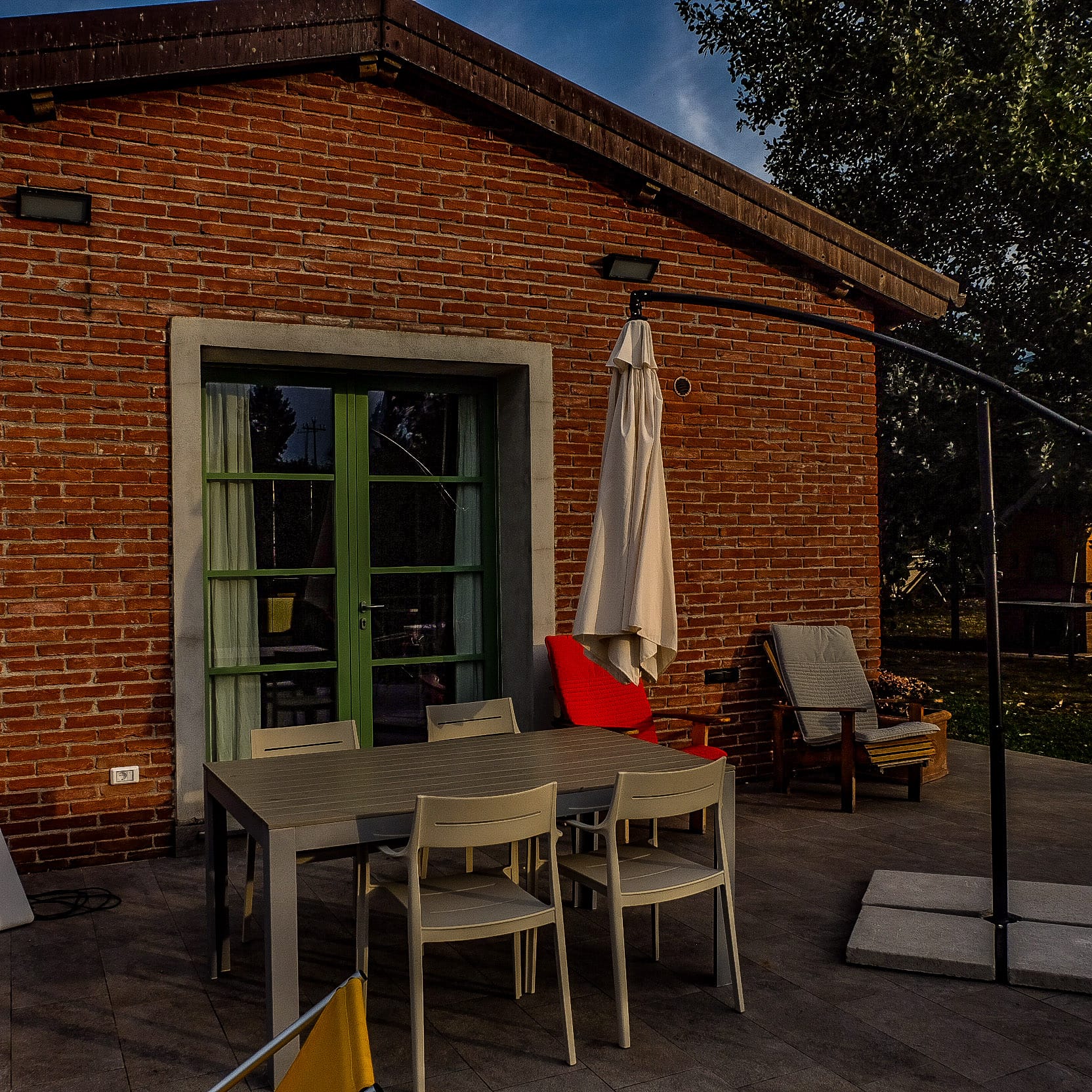 Zona relax esterna con tavolini per colazione all'Agriturismo vicino Lucca